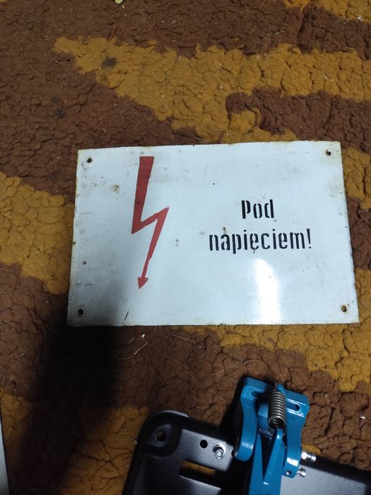 Stara tabliczka pod napięciem