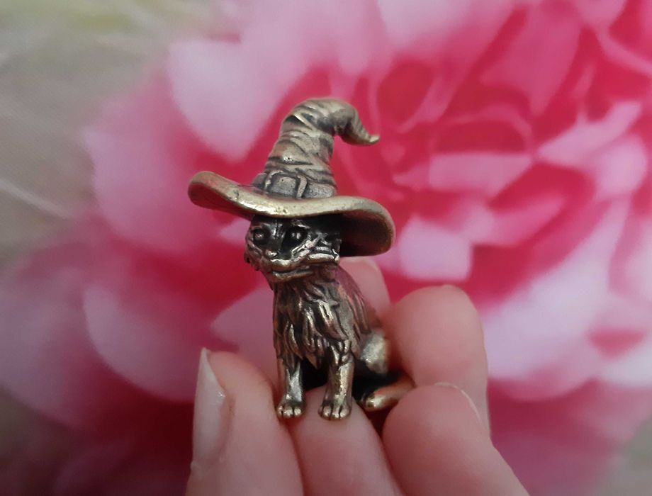 Figurka z mosiądzu magiczny kot w kapeluszu czarodzieja