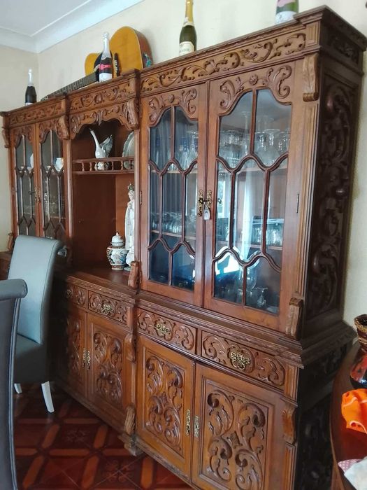 Cristaleira em bom estado geral