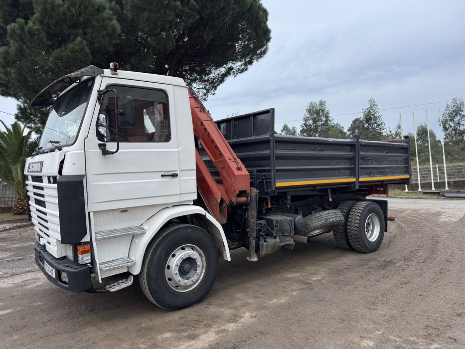 Camiao scania basculante e grua