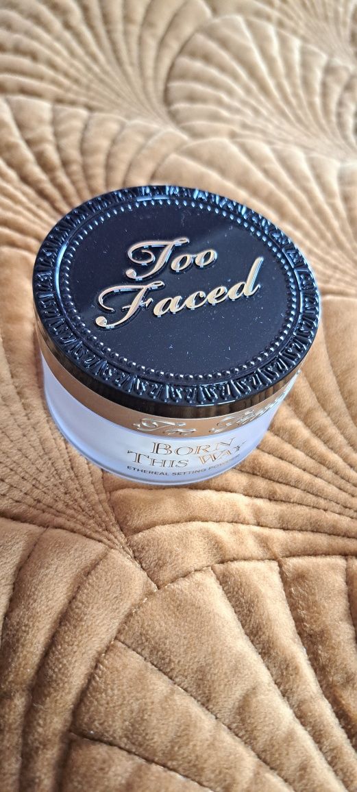 Too faced born this Way setting powder