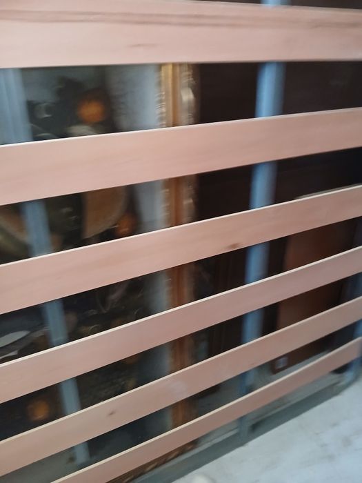 Estrado em ferro e madeira mede 2m comp x160