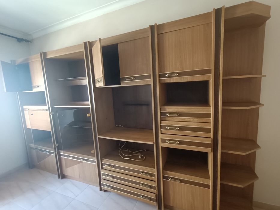 Móvel de sala em madeira, com bastante arrumação