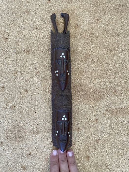 Estatueta de madeira