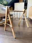 Stojak edukcyjny, drewniany - baby gym Muminky