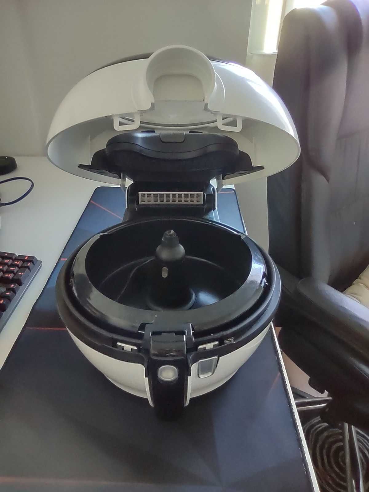 Fritadeira Tefal ActiFry com acessório extra.