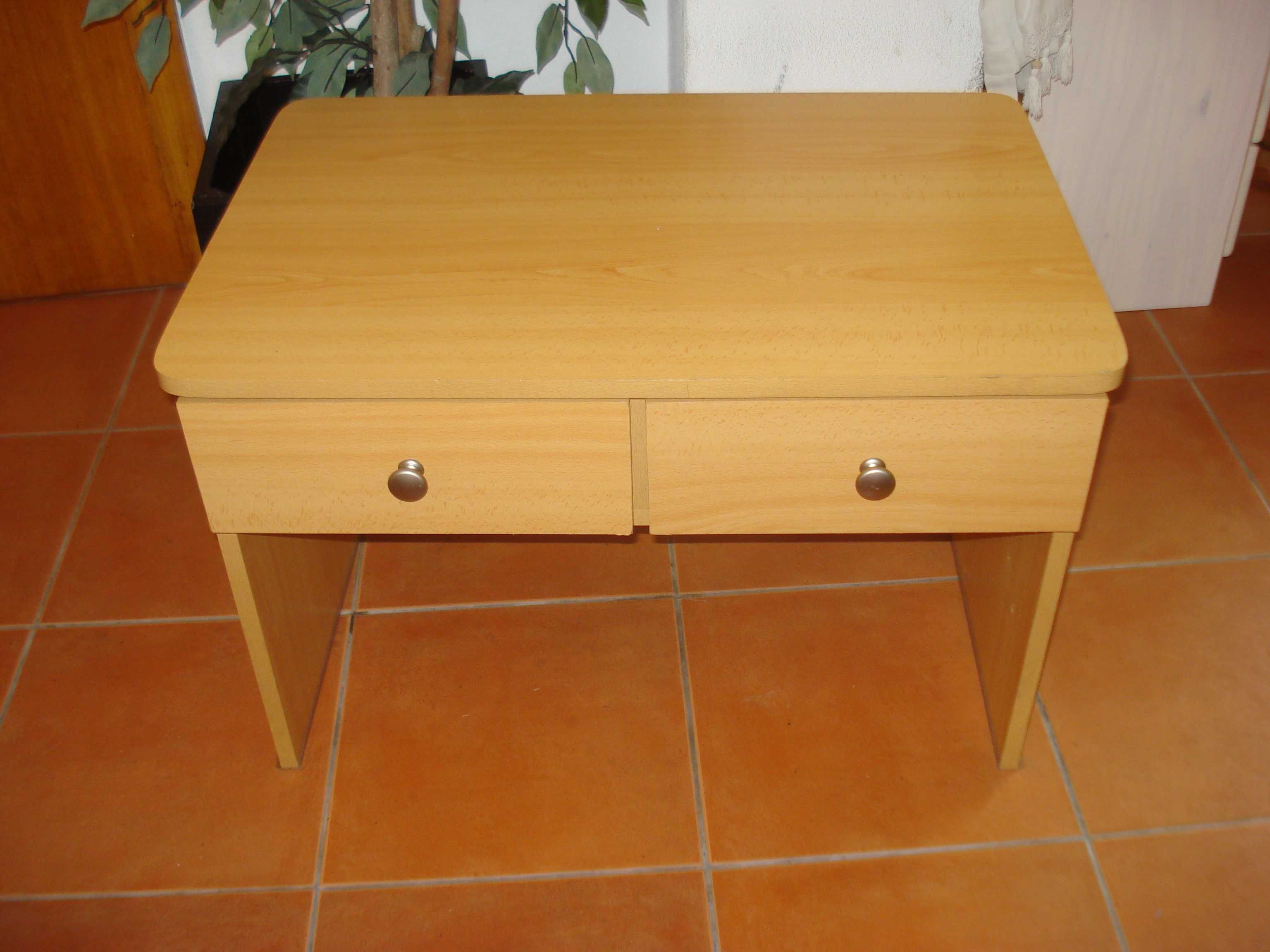 Não temos Mbway.Mesa Ikea para LCD., cor faia, com gavetas. como nova