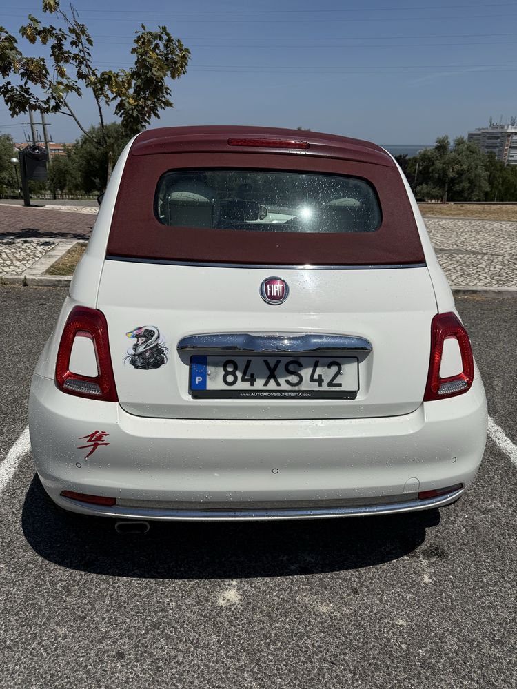 Fiat 500 cabrio branco e vermelho