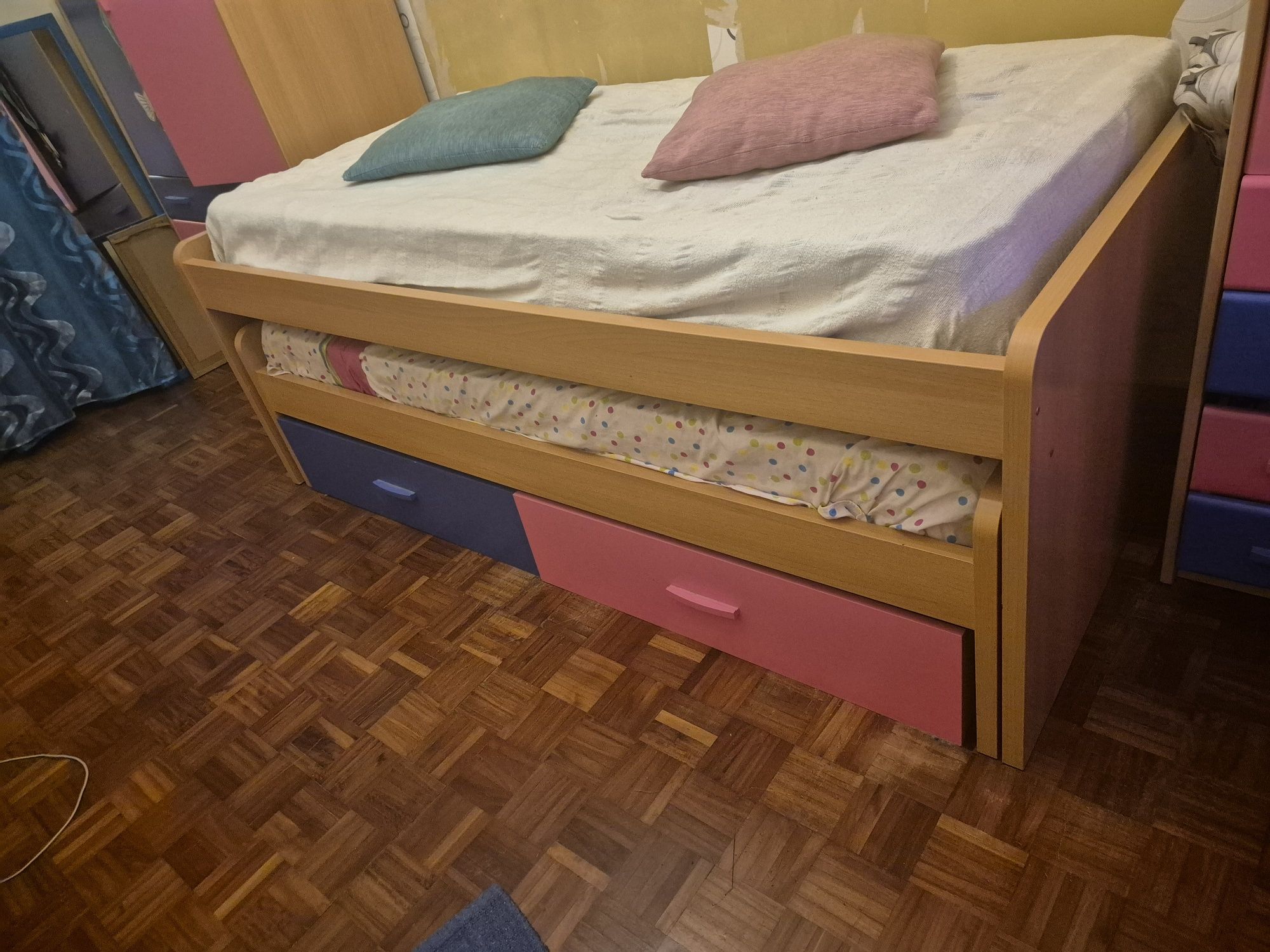 URGENTE quarto solteiro(2camas c/gavetas,comoda e 2 roupeiros)