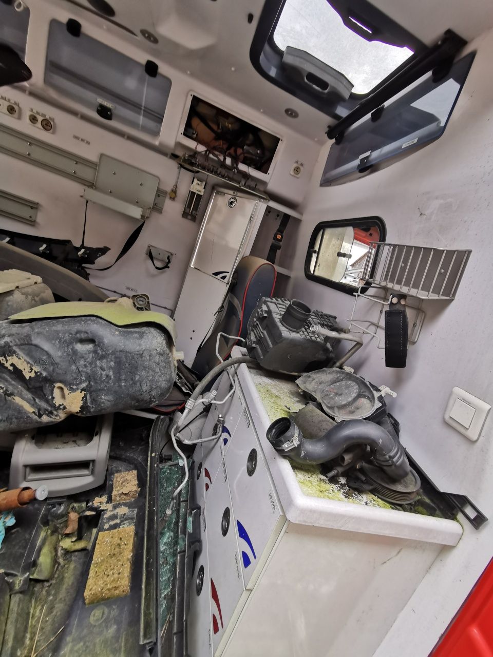 Zabudowa Karetka Ambulans Środek Wnętrze Całość Master Movano III 3