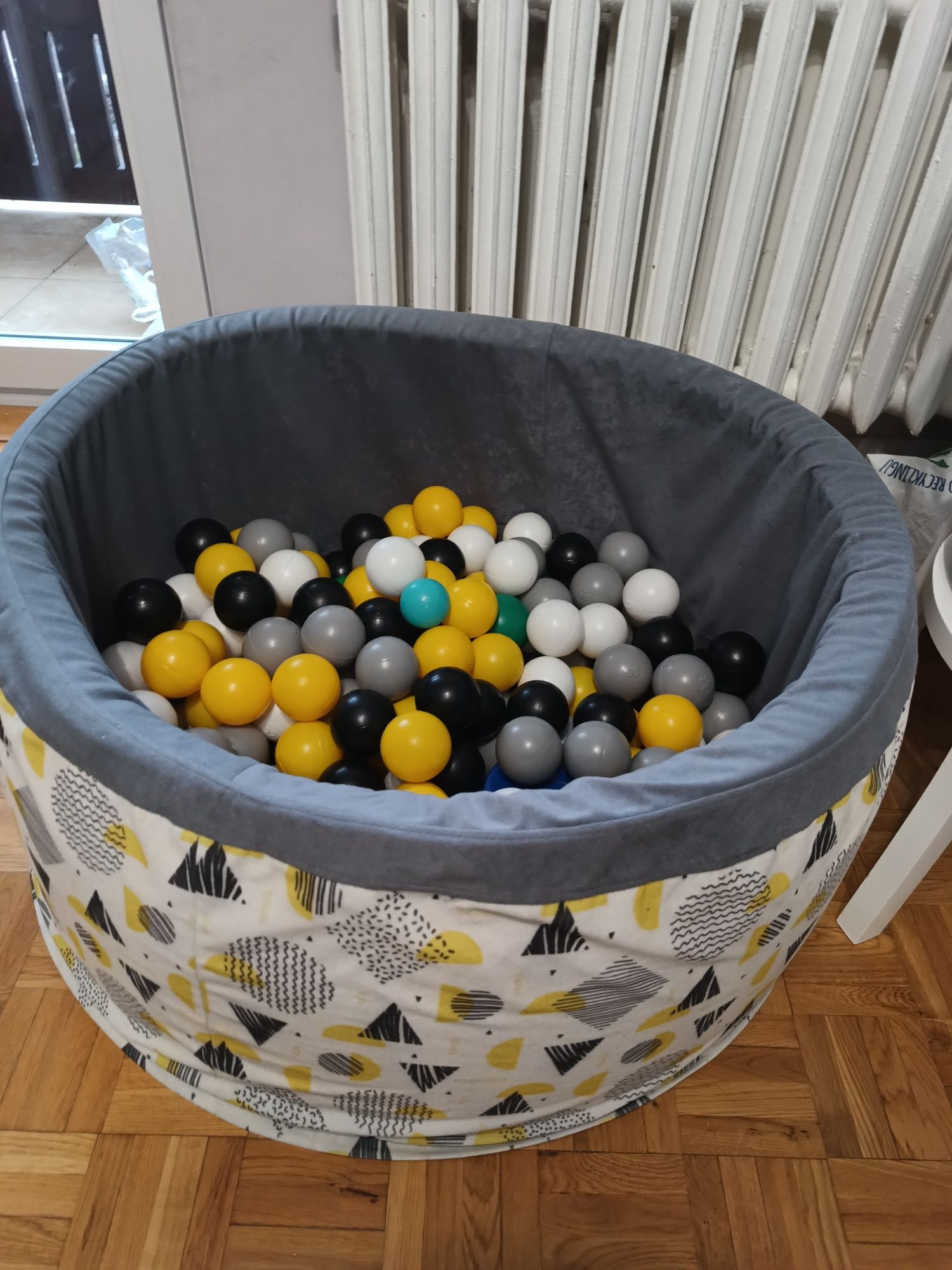Basen z kolorowymi piłkami