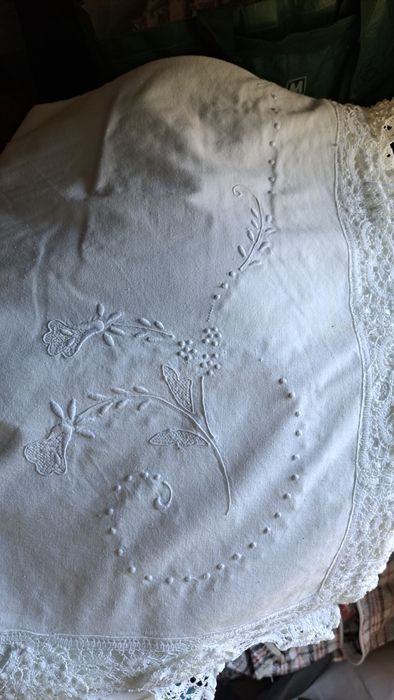 Vários lençóis algodão brancos com renda e bordados