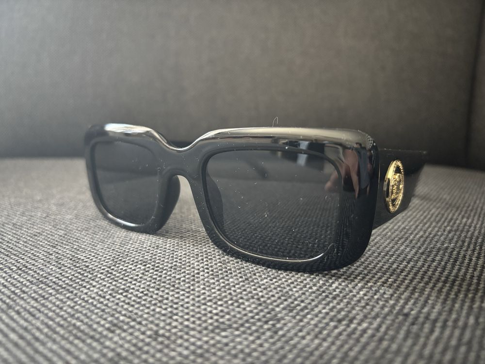 Okulary przeciwsloneczne czarno zlote unisex Versace