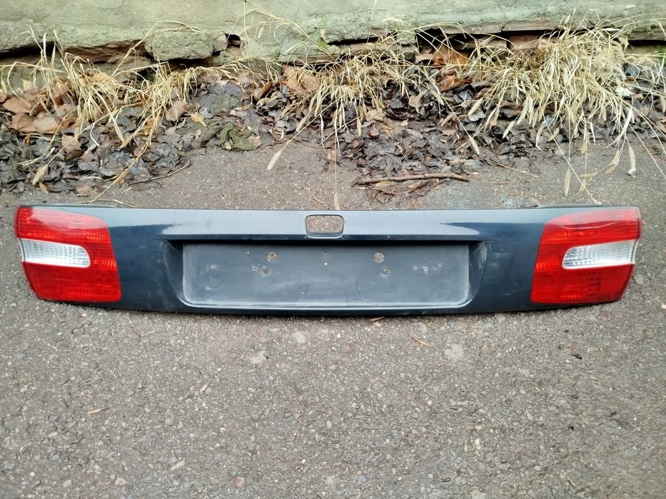 Задние стопы багажника Вольво в 40