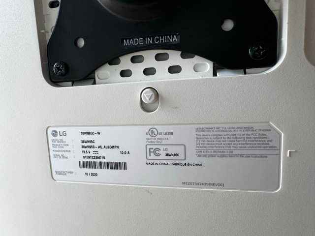 LG 38WN95C-W Monitor 38" 21:9 Curved UltraWide QHD+ Desk Arm Mount