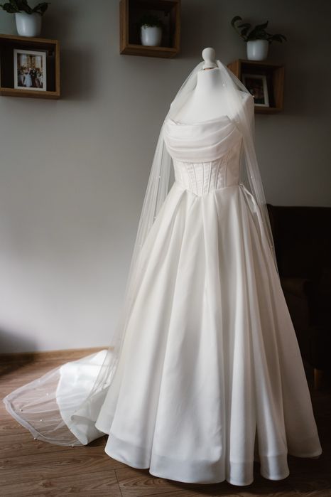 Suknia ślubna, klasyczna, gładka w literke A