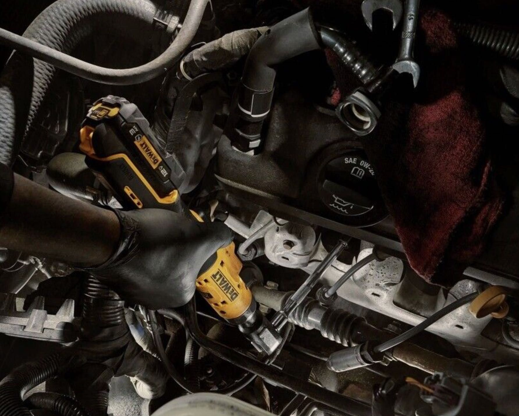 Безщітковий угловий гайковерт - трещітка 3/8" DEWALT DCF503B 12V