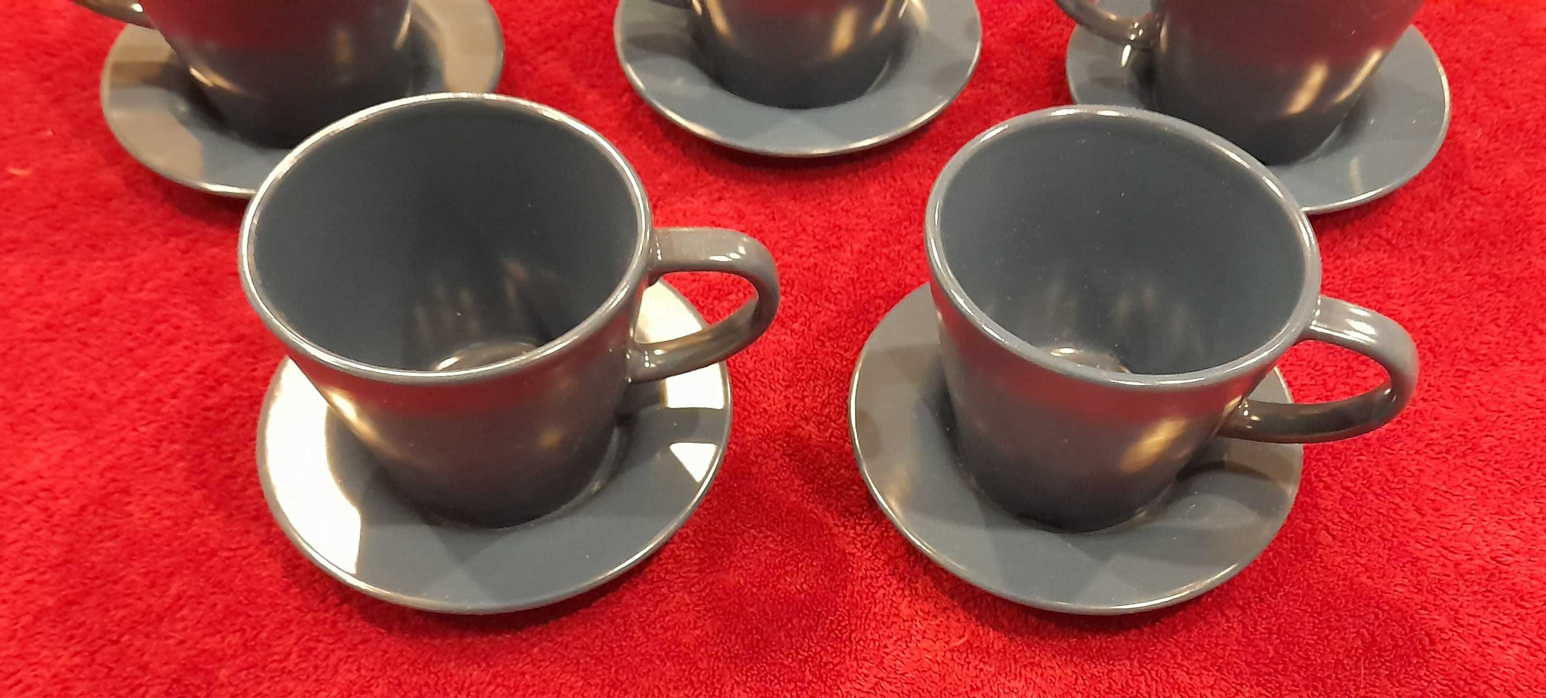 Pięć kubków do espresso wraz z podstawkami kolor niebieski