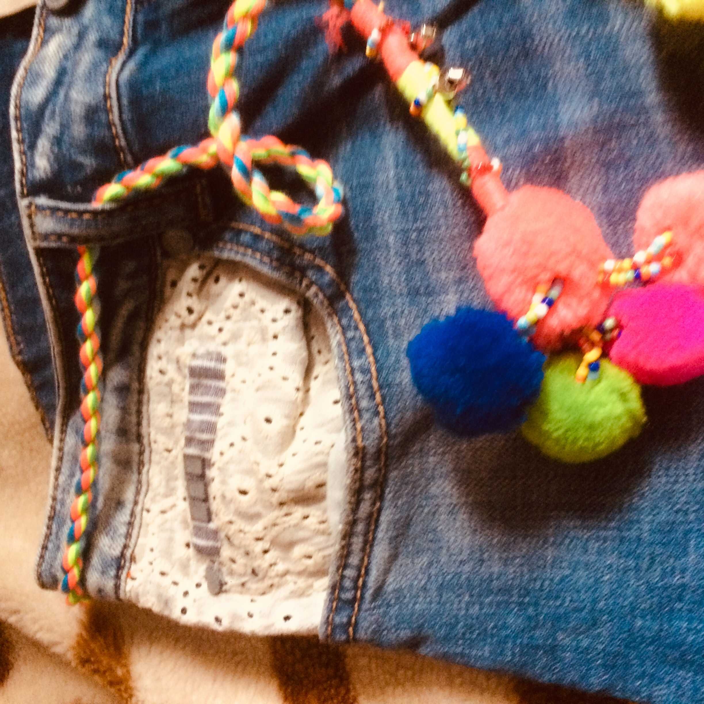 Jeansy z kolorowymi sznurkami damskie