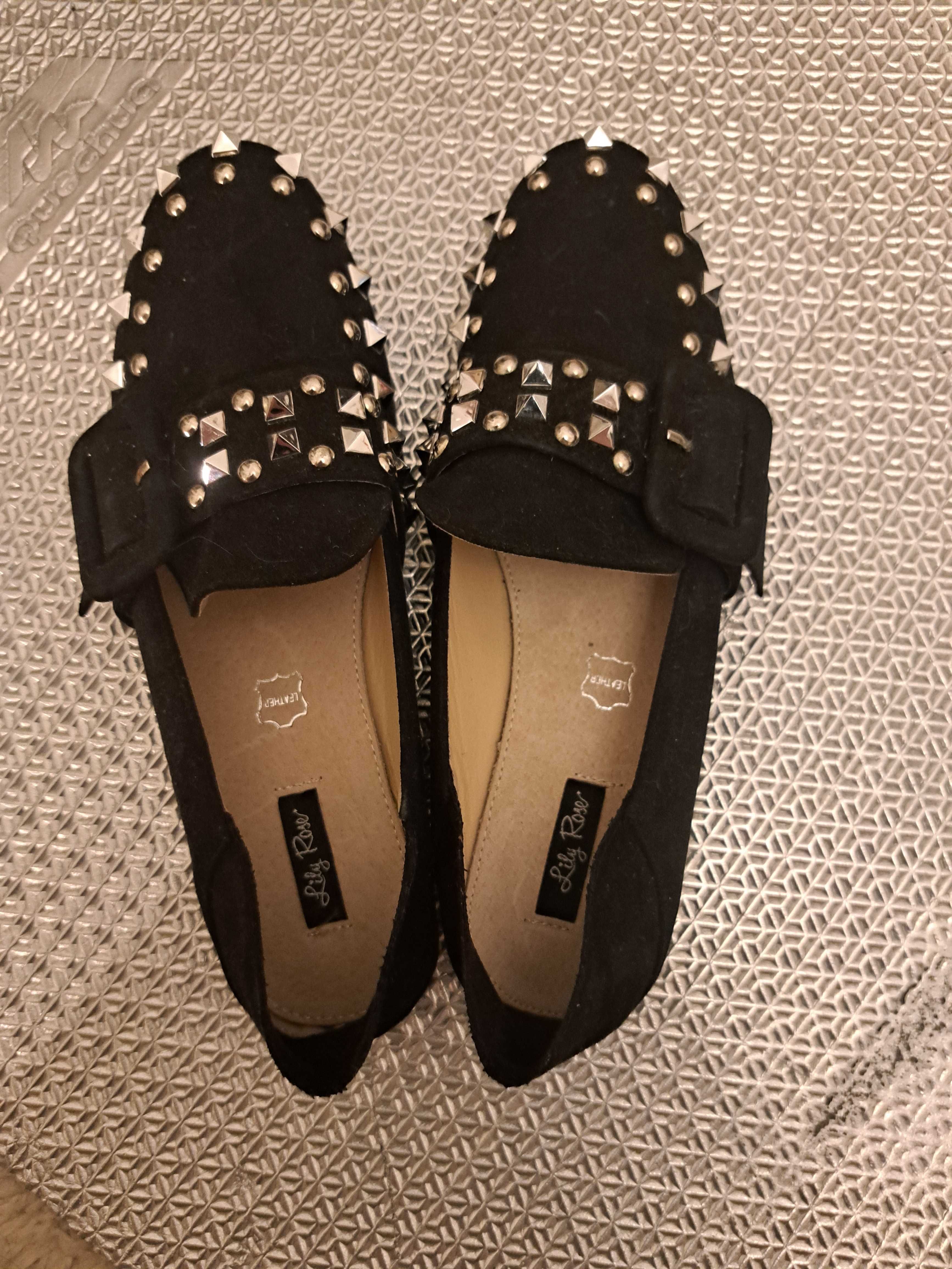 Buty czarne z cwiekami 39