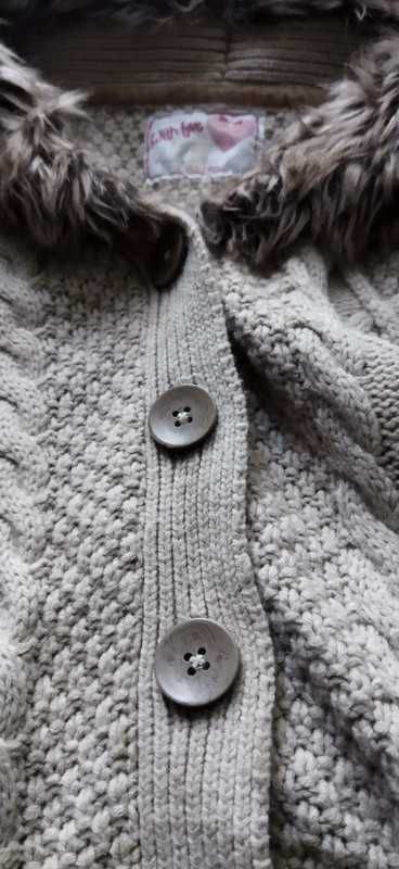 Beżowy sweter, dziecięcy z kieszeniami, sweterek zapinany na jesien