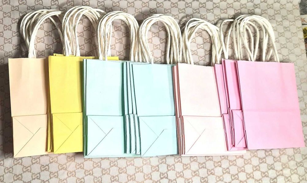 Пакети подарункові паперові кольорові з ручками