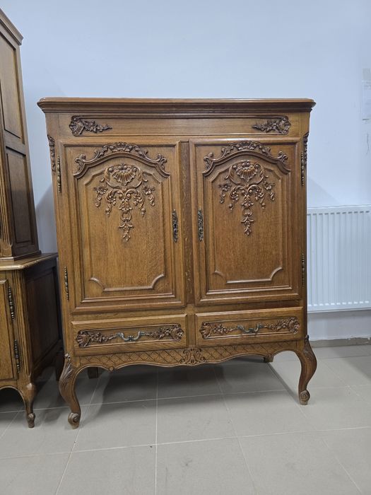 Komplet mebli w stylu ludwikowskim – kredens, barek i stół z krzesłami