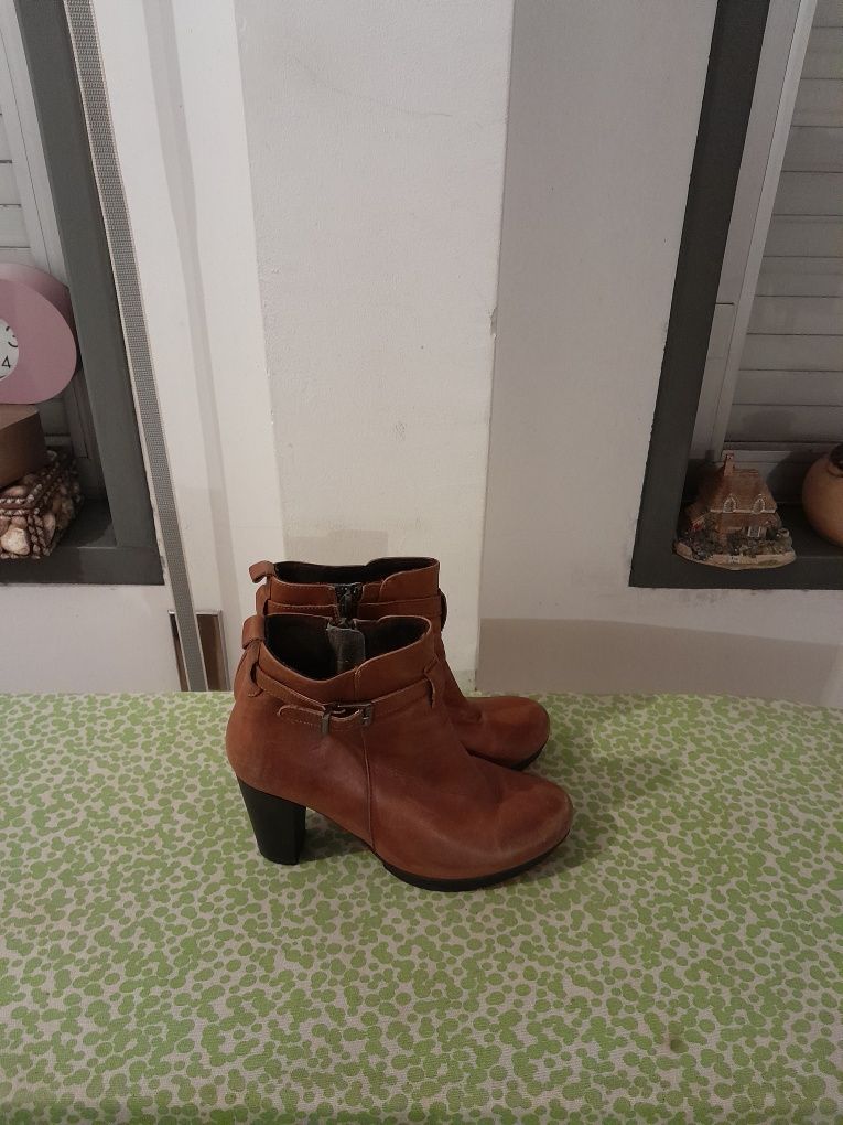 Vendo Botas de Senhora muito bonitas como novas