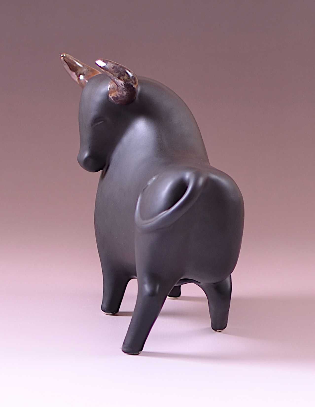 Ceramiczny byk, rzeźba byka, figurka byka