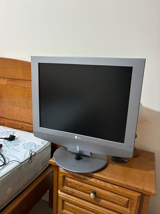 Televisão LG cinzenta
