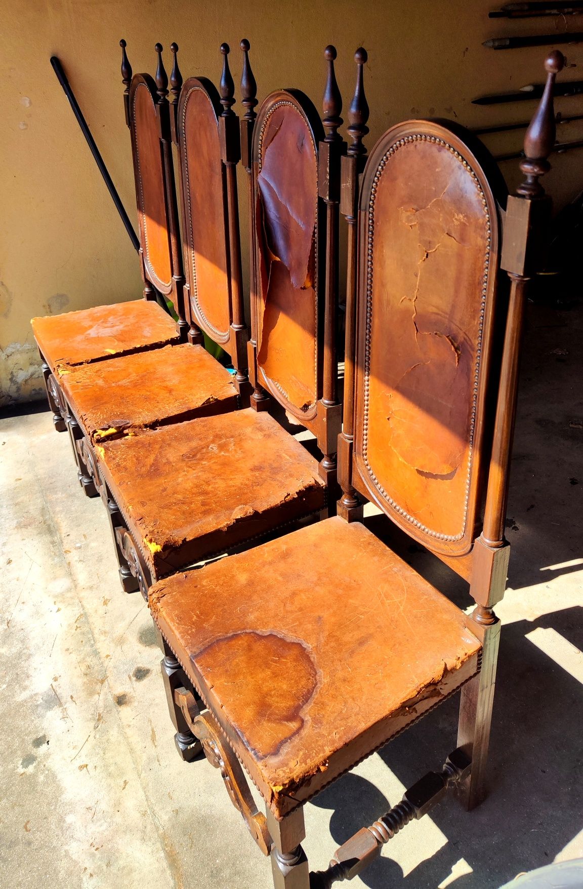 4 cadeiras madeira e pele para restauro