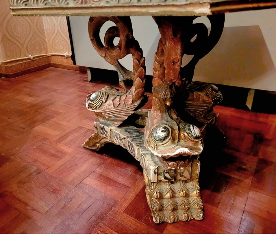 Mesa de apoio em madeira talhada