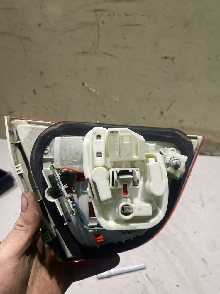 Lampa prawy tył prawa tylna w klape Bmw e90 lift lci