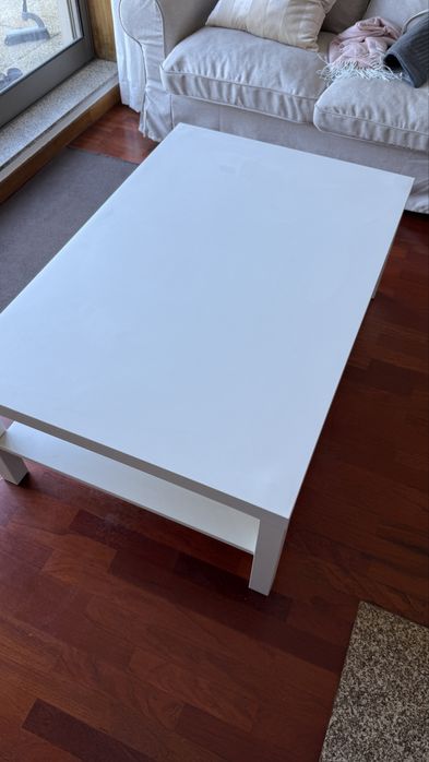 mesa branca de apoio