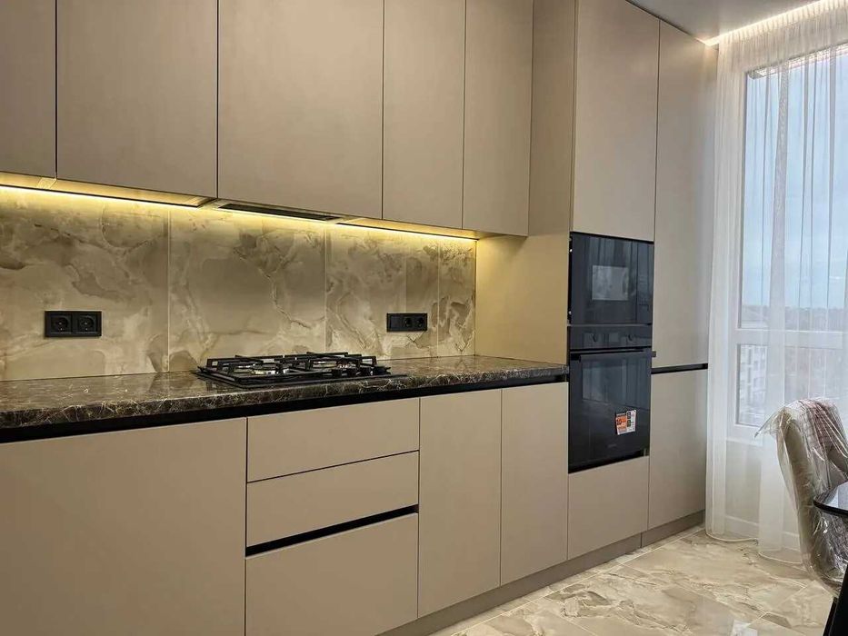 Двокімнатна з балконом поруч поруч університету