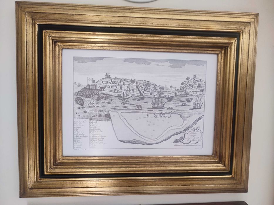 Quadro moldura dourada e preto com gravura preto e branco