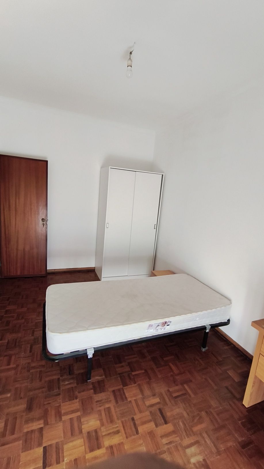 Quarto com varanda próximo ESTGV