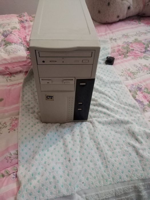 Conjunto torre, teclado e monitor Hansol