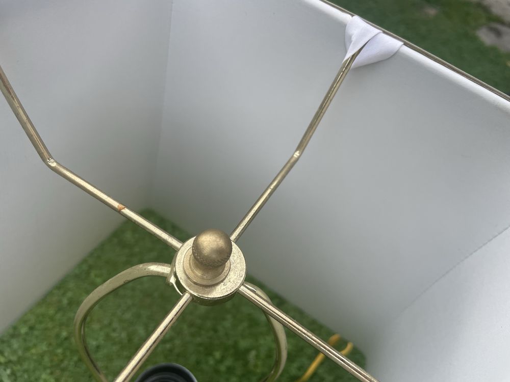 Antyczna lampa z abażurem