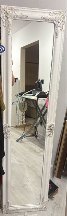 Lustro z litego drewna, biel i złoto.