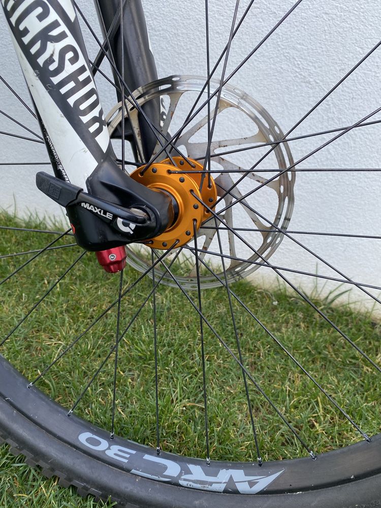 Canyon spetral on CF 8.0 carbono