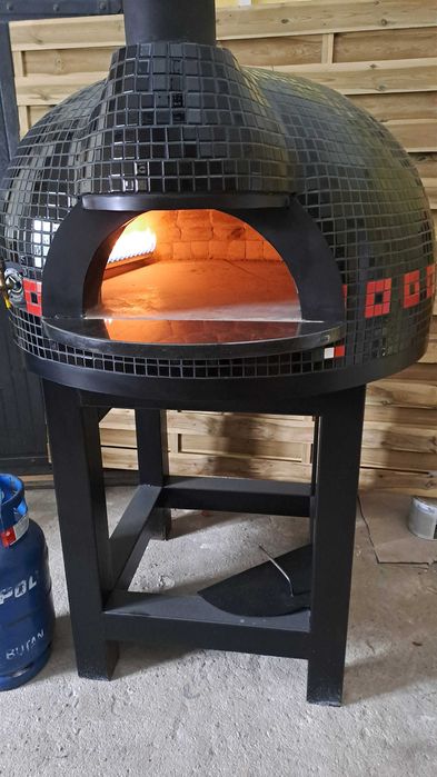 Piec do pizzy z palnikiem .  Hybryda Piec do chleba