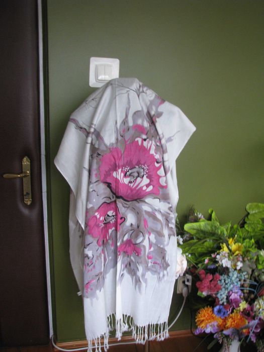 szal złamana biel z kwiatami - skazy