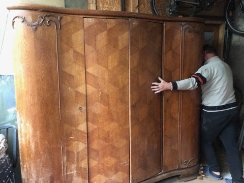 Duża pojemną szafa czterodrzwiowa