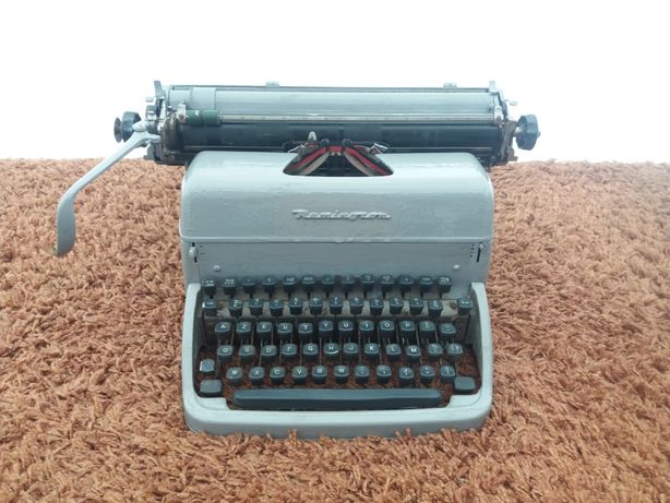 Máquina de escrever Francesa antiga (vintage)