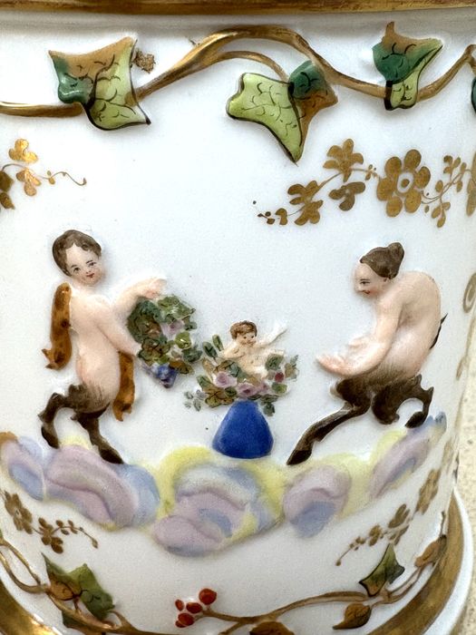 Lindo antigo pote / manga em porcelana francesa pintada à mão