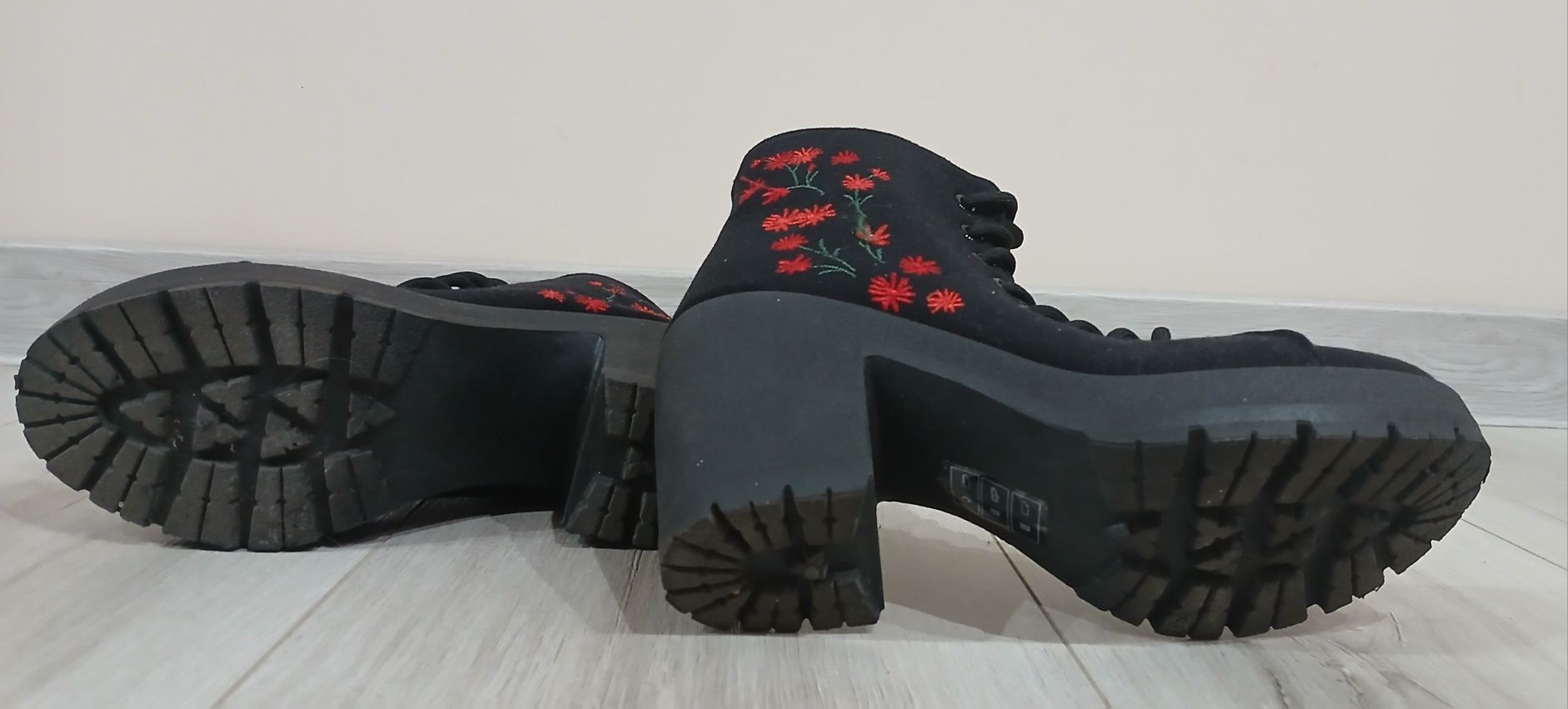 Botki do kostek z haftem po bokach