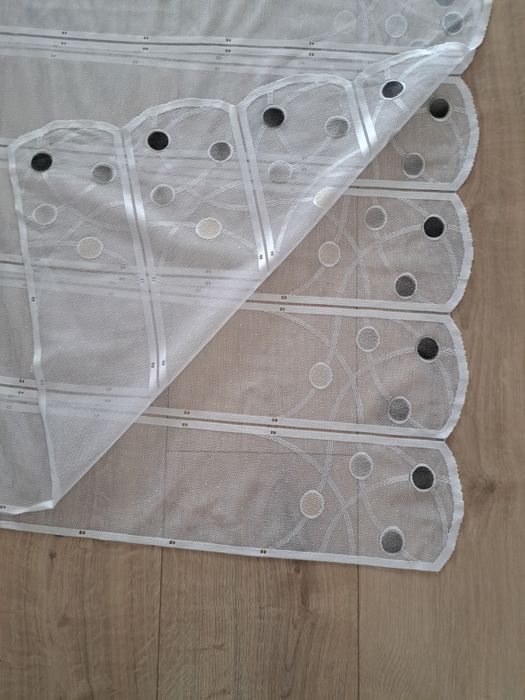 Firanka o wymiarach 3.20*1.45cm.