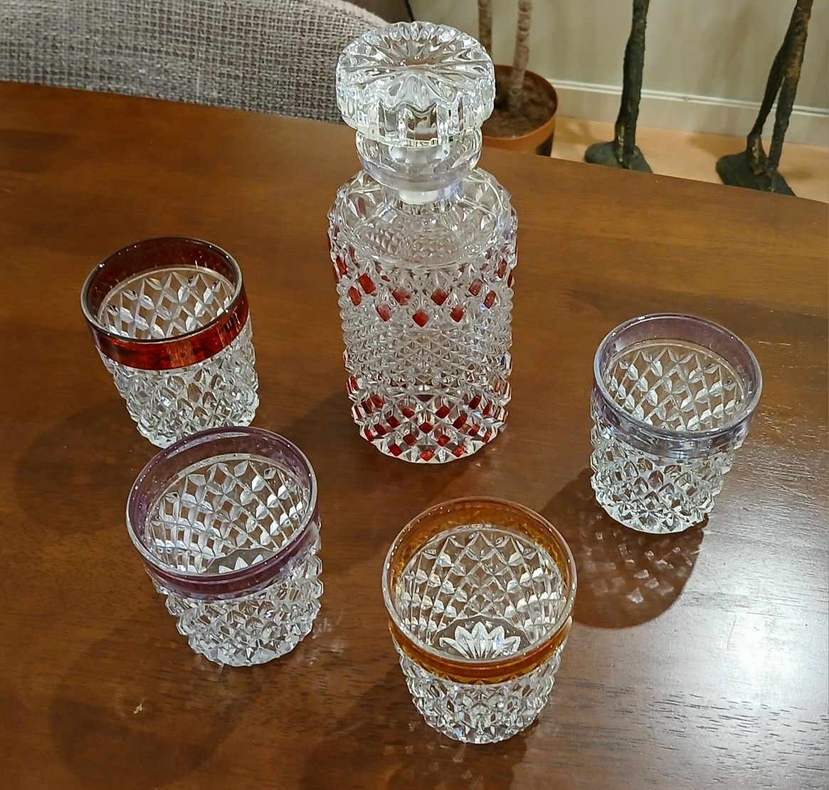 Conjunto de 4 copos e garrafa de whisky inglês