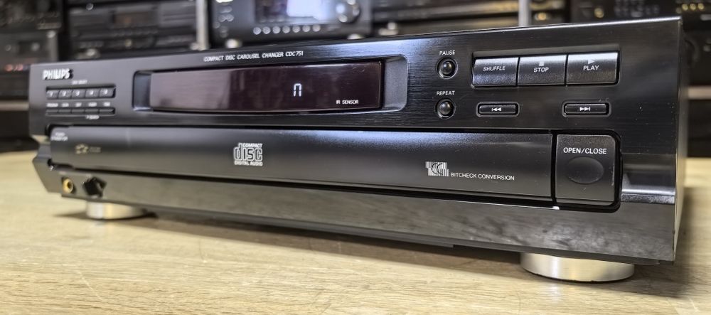 CD програвач Philips CDC751